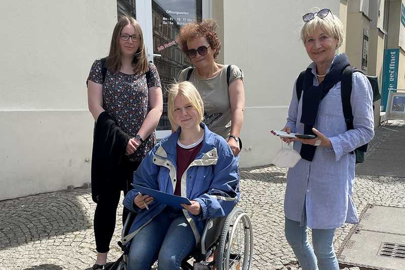 Vier Frauen bei einer Wheelmap-Aktion, eine davon im Rollstuhl