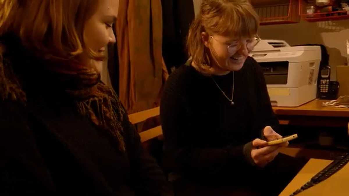 Zwei junge Frauen schauen auf ein Handy