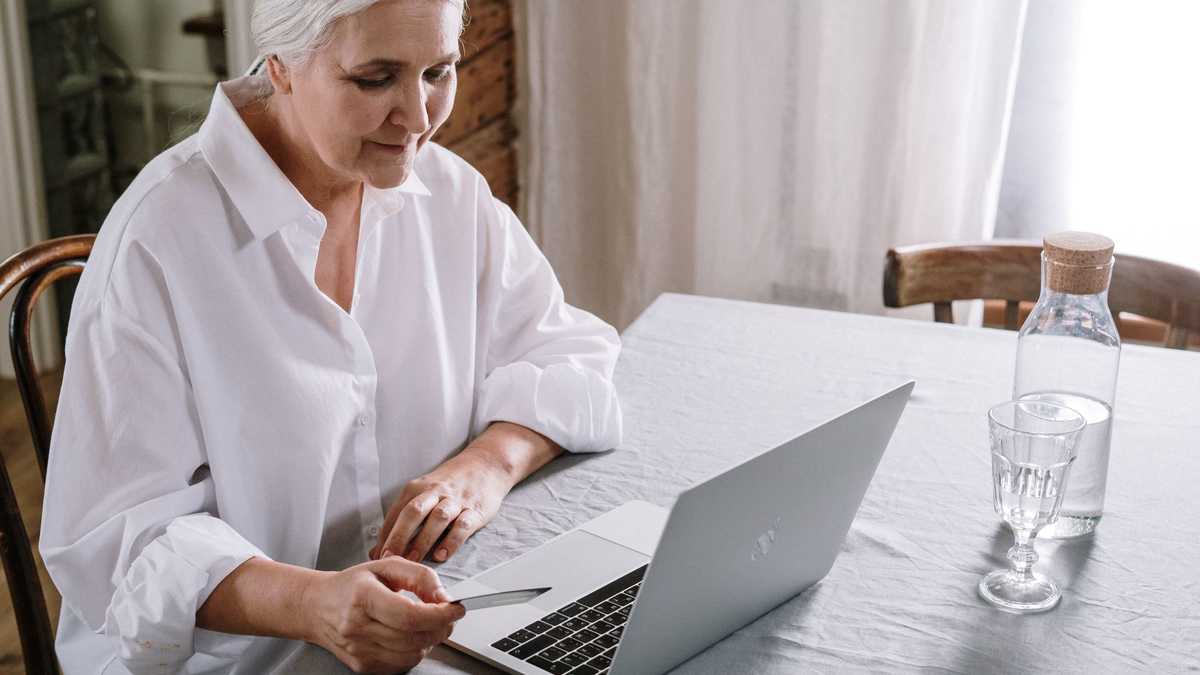 Seniorin am Laptop Seniorin am Laptop