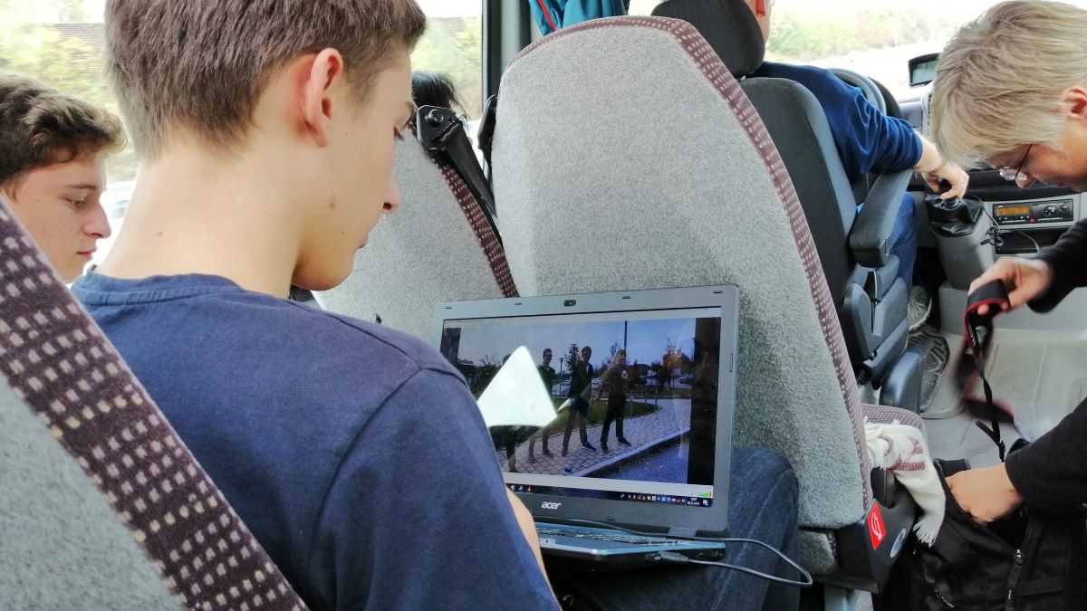 Ein Jugendlicher schaut auf einen Laptop