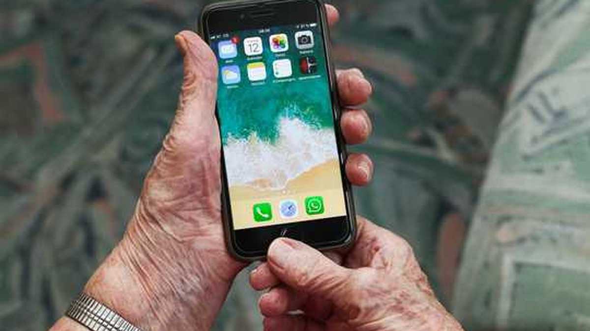 Mobiltelefon in den Händen einer älteren Person